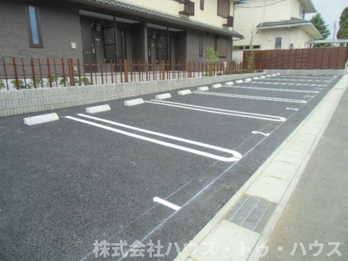 WEST COURT 楓の駐車場