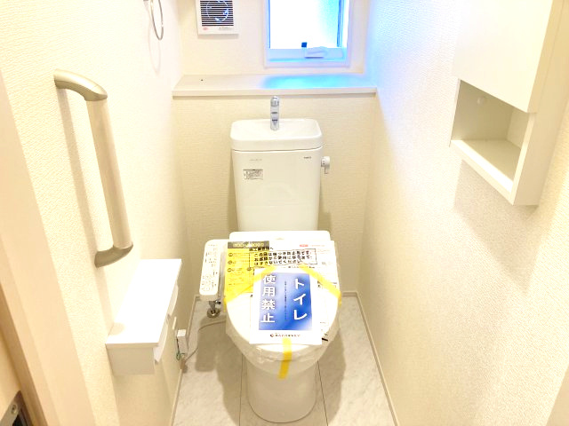 ブルーミングガーデン前橋市駒形町　1号棟（平屋）のトイレ|1階トイレです。清潔感のある白を基調としています。
温水洗浄・便座暖房機能の付いた快適なトイレです☆
