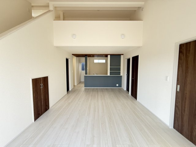 ブルーミングガーデン前橋市駒形町　1号棟（平屋）の居間・リビング|人気の対面式キッチンを配した空間はお好みの家具も合わせやすく、家族がくつろぐ快適な空間造りをサポート。窓からは明るい陽光が差し込みます。