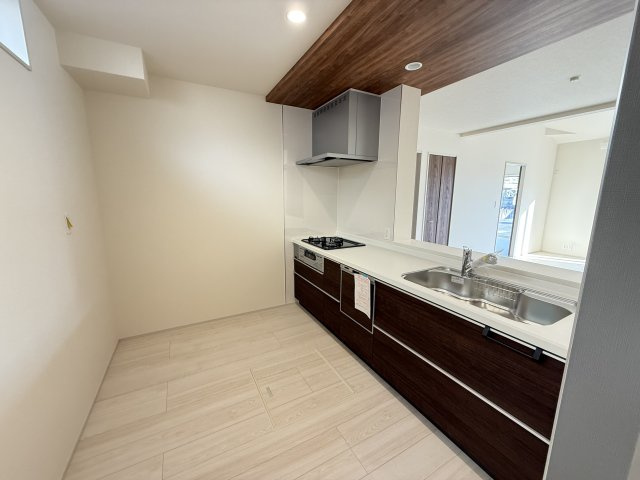 ブルーミングガーデン前橋市駒形町　1号棟（平屋）のキッチン|人気のカウンターキッチン採用です☆ゴミ出しに便利な勝手口付き！
コンロも３口ご用意しています！調理スペースも広くストレスなくお料理できます。
浄水器つきなので美味しいお水も飲めますよ♪