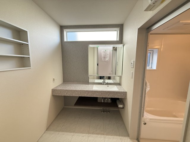 ブルーミングガーデン前橋市駒形町　1号棟（平屋）の独立洗面台|シャワー水栓付き洗面台で朝の身支度もバッチリです！
洗面台には収納スペースもあり洗面室もすっきり片付きます。