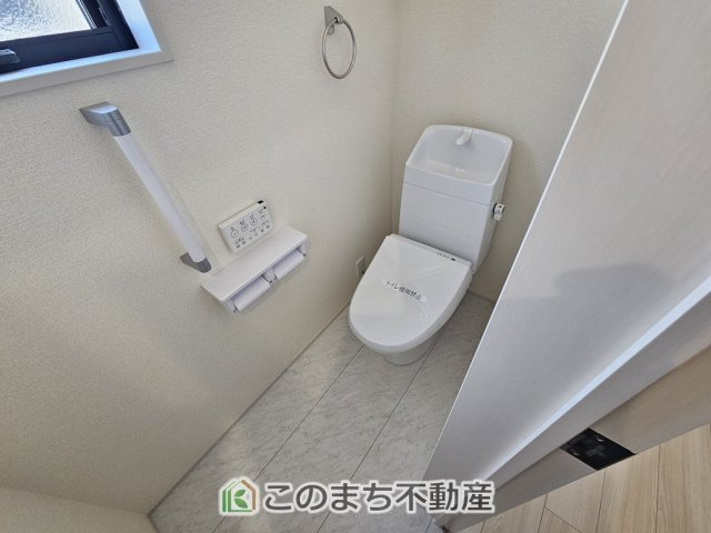 LiveleGarden.S第5栃木市岩舟町静和のトイレ|小窓から換気ができて清潔なトイレスペース☆