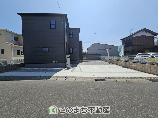 LiveleGarden.S第5栃木市岩舟町静和の駐車場|2台並列駐車が可能です。
洗車も出来る余裕のあるスペースには、もちろん自転車の駐輪も可能！
夏にはビニールプールを広げて、お子様と楽しむのも良いですね♪