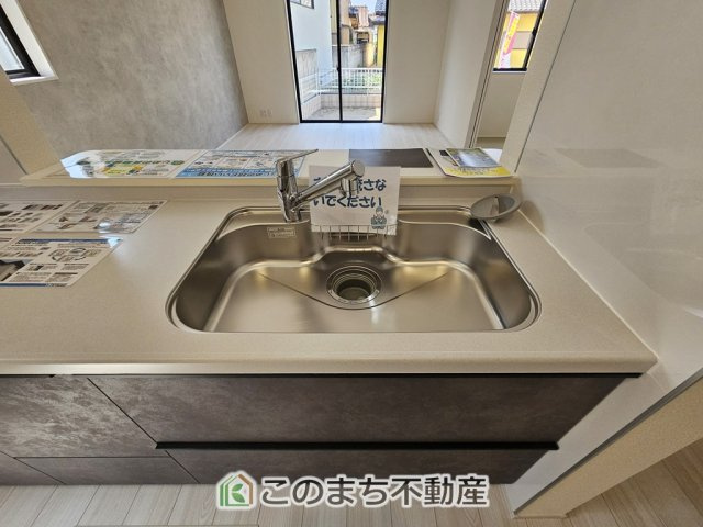 LiveleGarden.S第5栃木市岩舟町静和のキッチン|ビルトイン型浄水器を内蔵したキッチン水栓。お米を研いだり、野菜を洗ったりするときなど用途に応じてワンタッチで浄水に切り替えが可能です。カートリッジ式なので、フィルターを簡単に交換する事が出来ます。