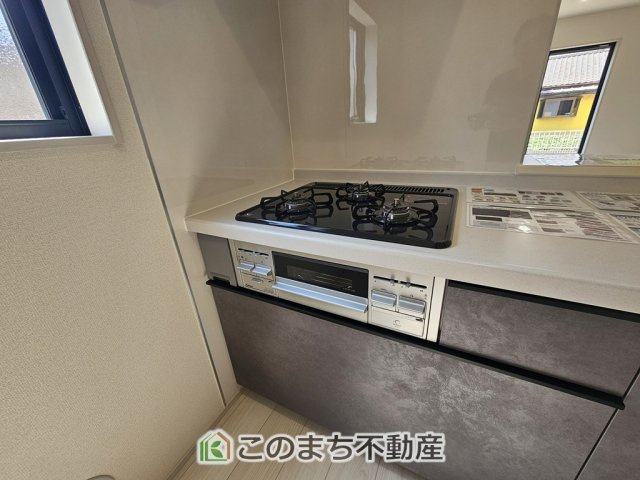 LiveleGarden.S第5栃木市岩舟町静和のキッチン|三ツ口コンロ採用で、同時調理もスムーズ◎！お料理を並べられるカウンター付きで、配膳・片付けをサポート！リビングで過ごすご家族とコミュニケーションを楽しみながら作業可能です♪