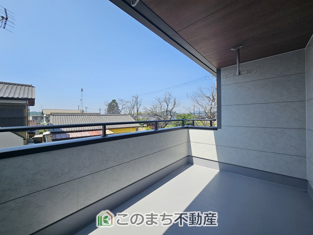 LiveleGarden.S第5栃木市岩舟町静和のバルコニー|南向きの大型バルコニーは陽当り良好で、たっぷりのお洗濯物もよく乾きます！
さらにインナーバルコニーなので雨の日でも安心してお出かけできますね♪