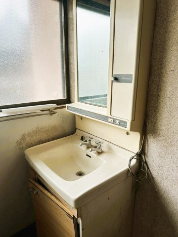 【独立洗面台】 | 茨城県下妻市下妻戊　～生活利便施設が充実した街～ | 洗面台のすぐ横に窓があり、手元を明るく照らし換気も行えます。