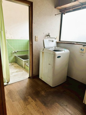 【脱衣所】 | 茨城県下妻市下妻戊　～生活利便施設が充実した街～ | 大きな窓が配置されており、湿気がこもりやすい空間を換気できます。