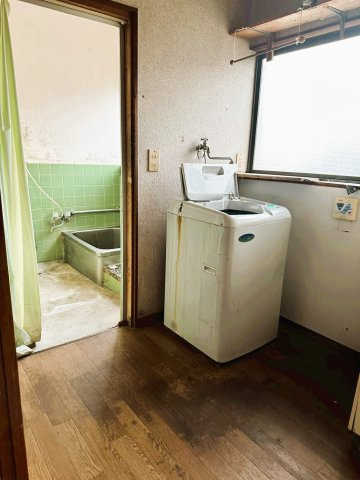 【脱衣所】 | 茨城県下妻市下妻戊　～生活利便施設が充実した街～ | 大きな窓が配置されており、湿気がこもりやすい空間を換気できます。