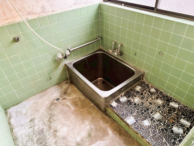 【浴室】 | 茨城県下妻市下妻戊　～生活利便施設が充実した街～ | 自然光が注ぐ明るい空間。窓付きで換気もスムーズな浴室