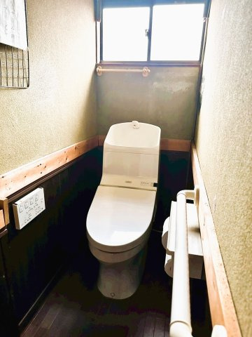 【トイレ】 | 茨城県下妻市下妻戊　～生活利便施設が充実した街～ | 温水洗浄便座、立ち座りを補助する手すりがあります。