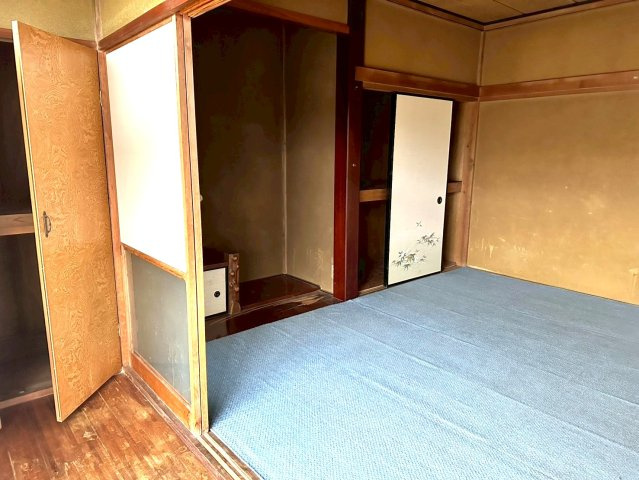 【和室】 | 茨城県下妻市下妻戊　～生活利便施設が充実した街～ | 床の間と収納があり、障子越しに廊下へ繋がる伝統的な二間続き。