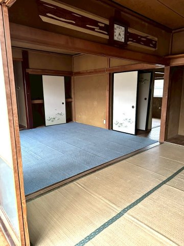 【和室】 | 茨城県下妻市下妻戊　～生活利便施設が充実した街～ | 畳敷きの続き間で、襖の仕切りにより空間を分けて利用可能。