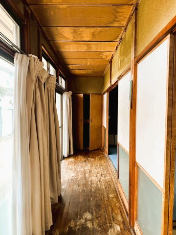 【その他共用部分】 | 茨城県下妻市下妻戊　～生活利便施設が充実した街～ | 窓に面した板張りの縁側があり、自然光が差し込む明るい動線。