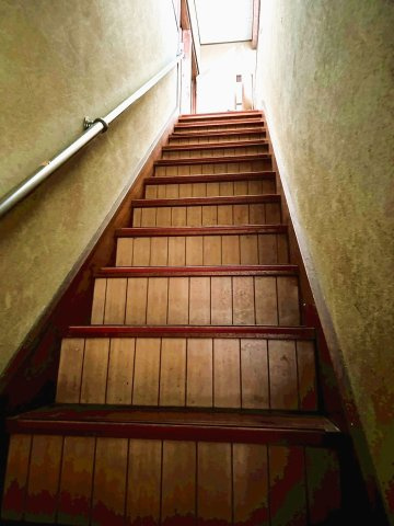 【その他共用部分】 | 茨城県下妻市下妻戊　～生活利便施設が充実した街～ | 木目調の蹴込み板が特徴的な階段には、昇降を助ける手すり付き。