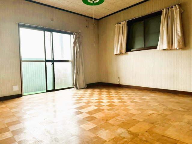 【洋室】 | 茨城県下妻市下妻戊　～生活利便施設が充実した街～ | バルコニーに面した大きな窓があり、日中は照明無しでも明るいお部屋です。