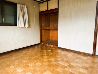 【洋室】 | 茨城県下妻市下妻戊　～生活利便施設が充実した街～ | 高めの位置にある小窓が、外からの視線を遮りつつ自然光を取り入れます。