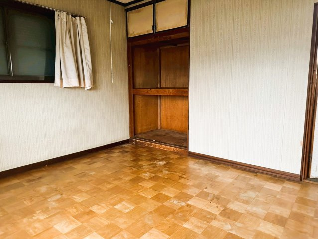 【洋室】 | 茨城県下妻市下妻戊　～生活利便施設が充実した街～ | 高めの位置にある小窓が、外からの視線を遮りつつ自然光を取り入れます。