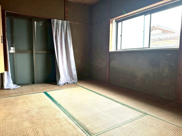 【和室】 | 茨城県下妻市下妻戊　～生活利便施設が充実した街～ | 二箇所の窓から光が届く明るい室内。