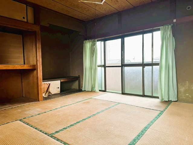 【和室】 | 茨城県下妻市下妻戊　～生活利便施設が充実した街～ | 窓から光が届く明るい室内。天井まで届く収納があります。