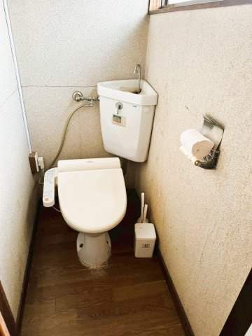 【トイレ】 | 茨城県下妻市下妻戊　～生活利便施設が充実した街～ | 窓からの採光がある角置きタンク式。温水洗浄便座を備えています。