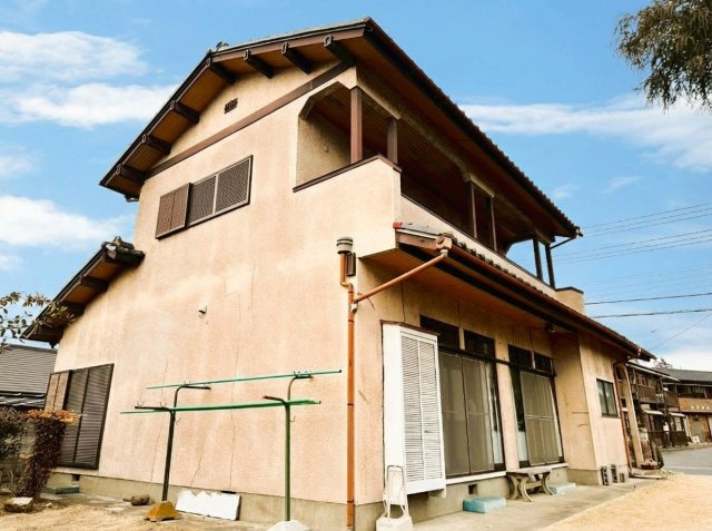 【外観】 | 茨城県下妻市下妻戊　～生活利便施設が充実した街～ | 物干し台を置いても余裕のある広さで、屋外作業にも活用できます。