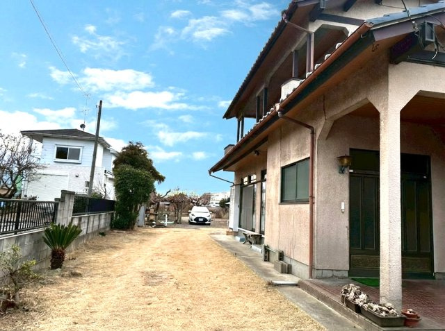 【外観】 | 茨城県下妻市下妻戊　～生活利便施設が充実した街～ | 建物沿いに車を寄せられ、複数台の駐車にも対応する奥行き。