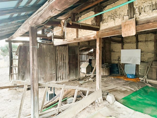 【設備】 | 茨城県下妻市下妻戊　～生活利便施設が充実した街～ | 土壁の構造が露出しており、柱や梁の配置が確認できます。