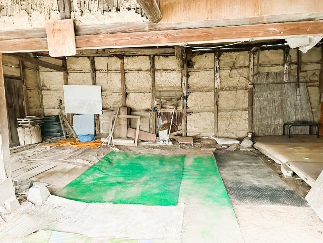 【設備】 | 茨城県下妻市下妻戊　～生活利便施設が充実した街～ | 作業場として活用可能な、コンクリート敷きの土間空間です。