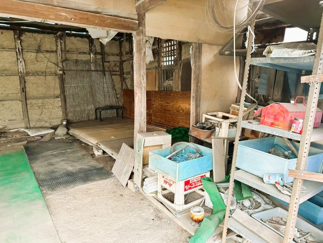 【設備】 | 茨城県下妻市下妻戊　～生活利便施設が充実した街～ | 奥行きのある空間に、棚やケースを配置して道具類を保管できます。