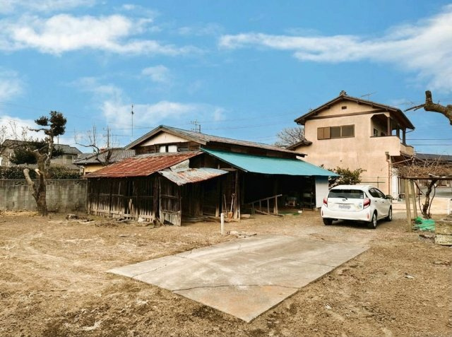 【外観】 | 茨城県下妻市下妻戊　～生活利便施設が充実した街～ | 敷地内にゆとりがあり、来客時も複数台の駐車に対応。