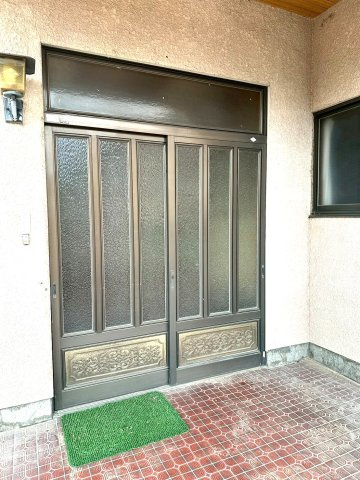 【玄関】 | 茨城県下妻市下妻戊　～生活利便施設が充実した街～ | 扉上の欄間とガラス窓から、自然光が足元まで届きます。