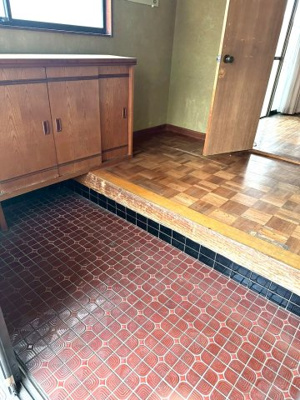 【玄関】 | 茨城県下妻市下妻戊　～生活利便施設が充実した街～ | 木目調のシューズボックスは、飾り棚や荷物置きとしても利用できます。