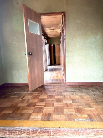 【内装】 | 茨城県下妻市下妻戊　～生活利便施設が充実した街～ | 和室から庭へ視線が抜ける縁側があり、開放感を感じられます。