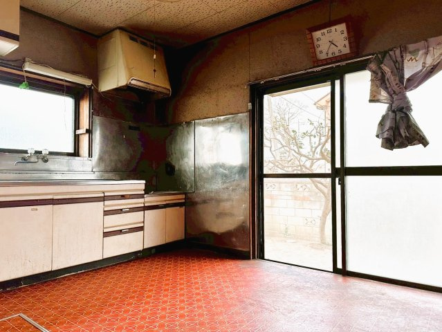 【キッチン】 | 茨城県下妻市下妻戊　～生活利便施設が充実した街～ | 窓から自然光が注ぎ、日中は照明不要の明るさ。風が通り抜ける換気しやすい造りです。