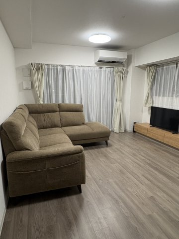 アルファスマート新居浜駅Ⅱの居間・リビング|南向きの窓から暖かな陽光がたっぷりと降り注ぐＬＤＫ。１２帖以上の広さがあり、ソファやダイニングセットを置いてもゆとりがあります。家族が自然と集まり、団らんの時間を過ごすのにふさわしい心地よい空間です