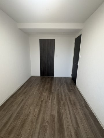 アルファスマート新居浜駅Ⅱの洋室|主寝室として最適なゆとりある洋室。ダブルベッドを置いても十分な通路幅を確保できます。ウォークインクローゼットを備えており、衣類だけでなくスーツケースなどの大きな荷物も収納できる片付け上手な部屋です。