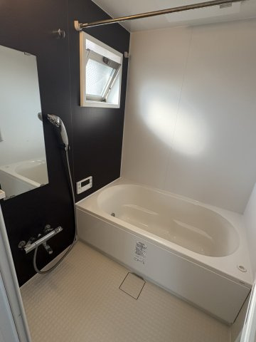 アルファスマート新居浜駅Ⅱの浴室|窓から自然光が入る明るい浴室は、角住戸ならではの特権。追焚機能付きでいつでも温かいお湯に浸かれます。お子様と一緒に入っても余裕のある広さを確保しており、親子のスキンシップタイムも充実する空間です。