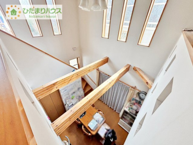 【居間・リビング】 | つくば市豊里の杜2丁目　中古戸建 | リビング上部は吹き抜けとなっており、温かな日差しが差し込みます...