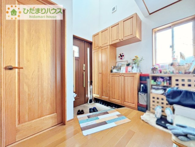 【玄関】 | つくば市豊里の杜2丁目　中古戸建 | 玄関が広いので親子で並んで仲良く靴が履けますね(^^)/