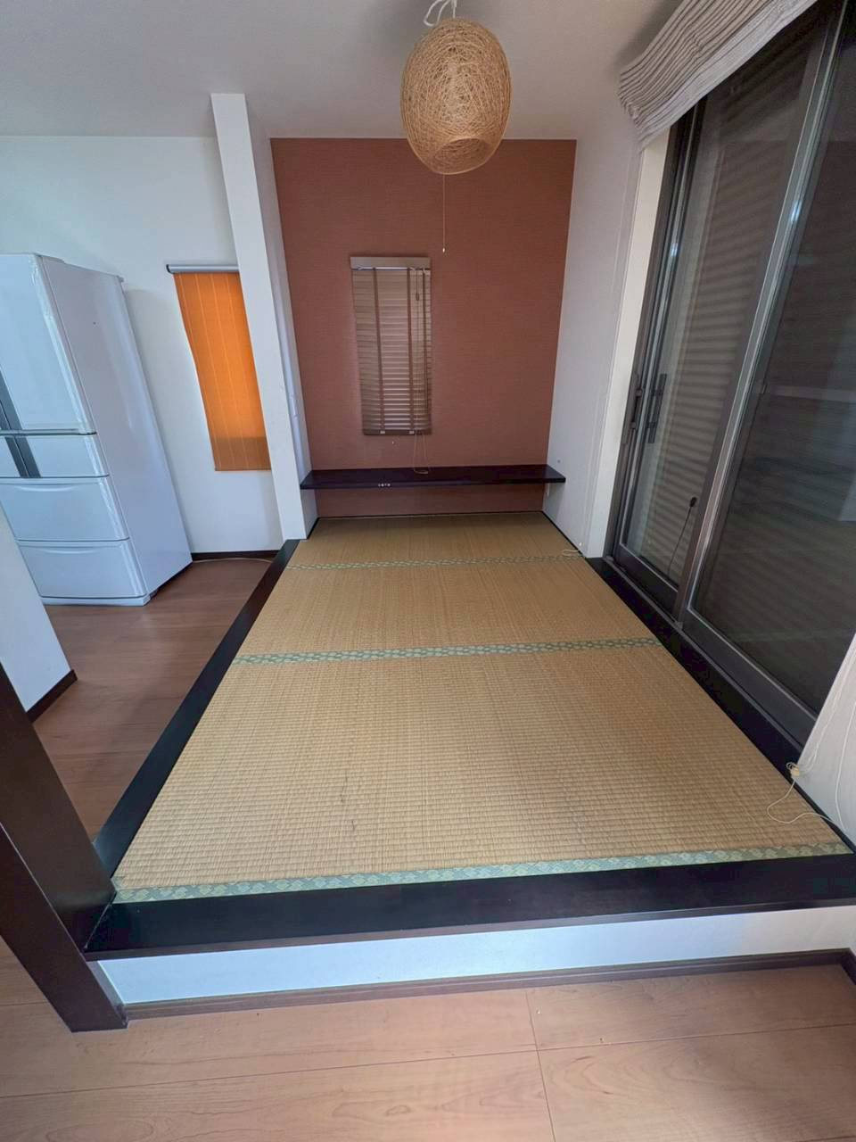 中央区飯田町中古戸建の居間・リビング