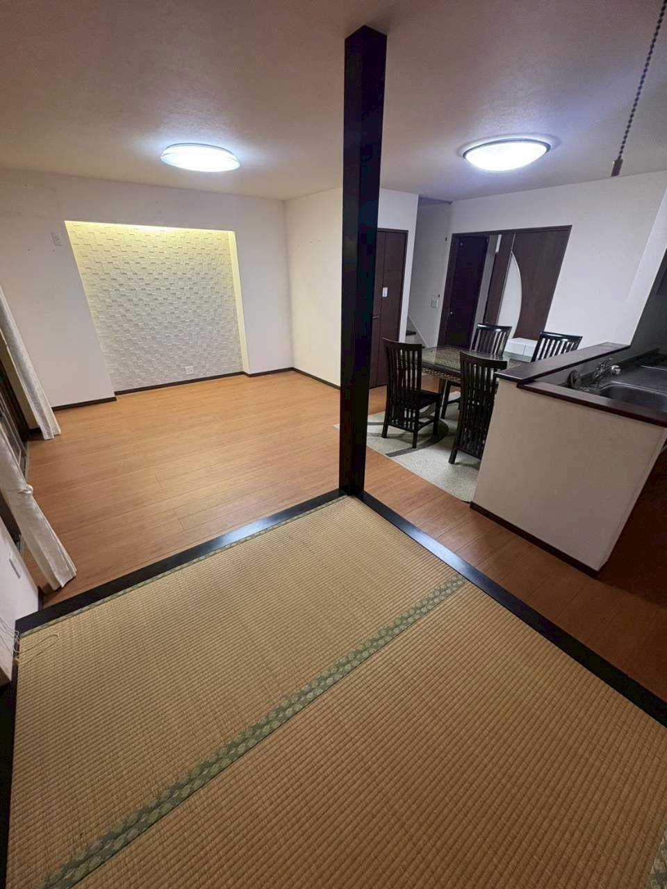 中央区飯田町中古戸建の居間・リビング