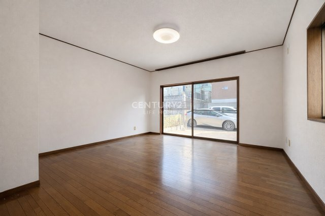 【居間・リビング】 | 小田急線「新百合ヶ丘」中古戸建 | 使いやすいリビングです