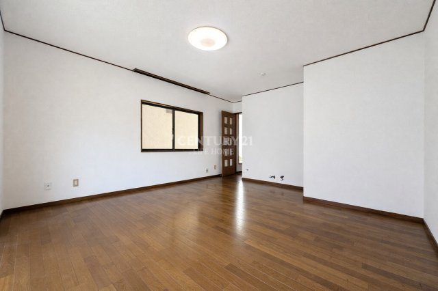 【居間・リビング】 | 小田急線「新百合ヶ丘」中古戸建 | ゆったり過ごせる居間です