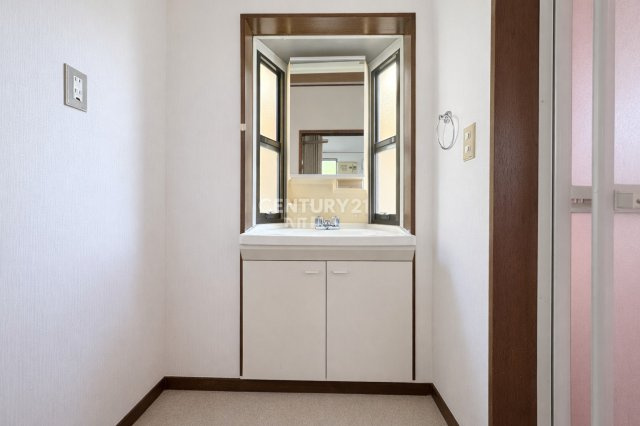 【浴室】 | 小田急線「新百合ヶ丘」中古戸建 | 朝の支度にも助かる、独立の洗髪洗面化粧台