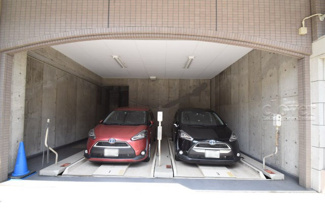 【駐車場】 | マンションの駐車場スペース。空きの有無や駐車料金、サイズ規定などについては、改めてお問い合わせください。～即日のご見学可能～　お問合せはお気軽にどうぞ。
