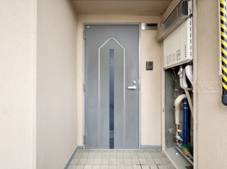 【その他共用部分】 | 皆様をお迎えする、お部屋の玄関ドア。開けやすさや開放角度、ドアノブの操作しやすさや鍵の形状などを、現地で一度ご確認ください。～即日のご見学可能～　お問合せはお気軽にどうぞ。