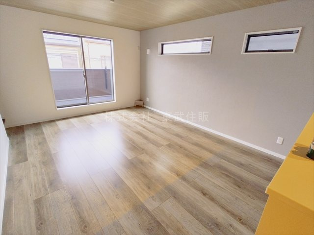 【居間・リビング】 | 川越市稲荷町　全１棟 | こちらの17.6帖のリビングで趣味の時間をお楽しみください