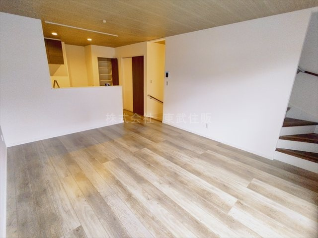 【居間・リビング】 | 川越市稲荷町　全１棟 | 開放感があり日当たり良好です