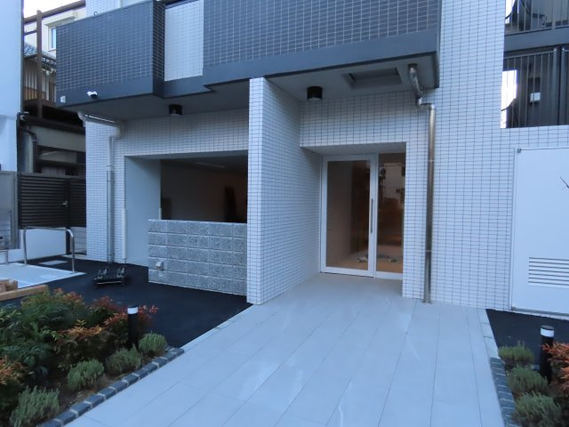 大阪市淀川区十三東４丁目の賃貸マンションのエントランス